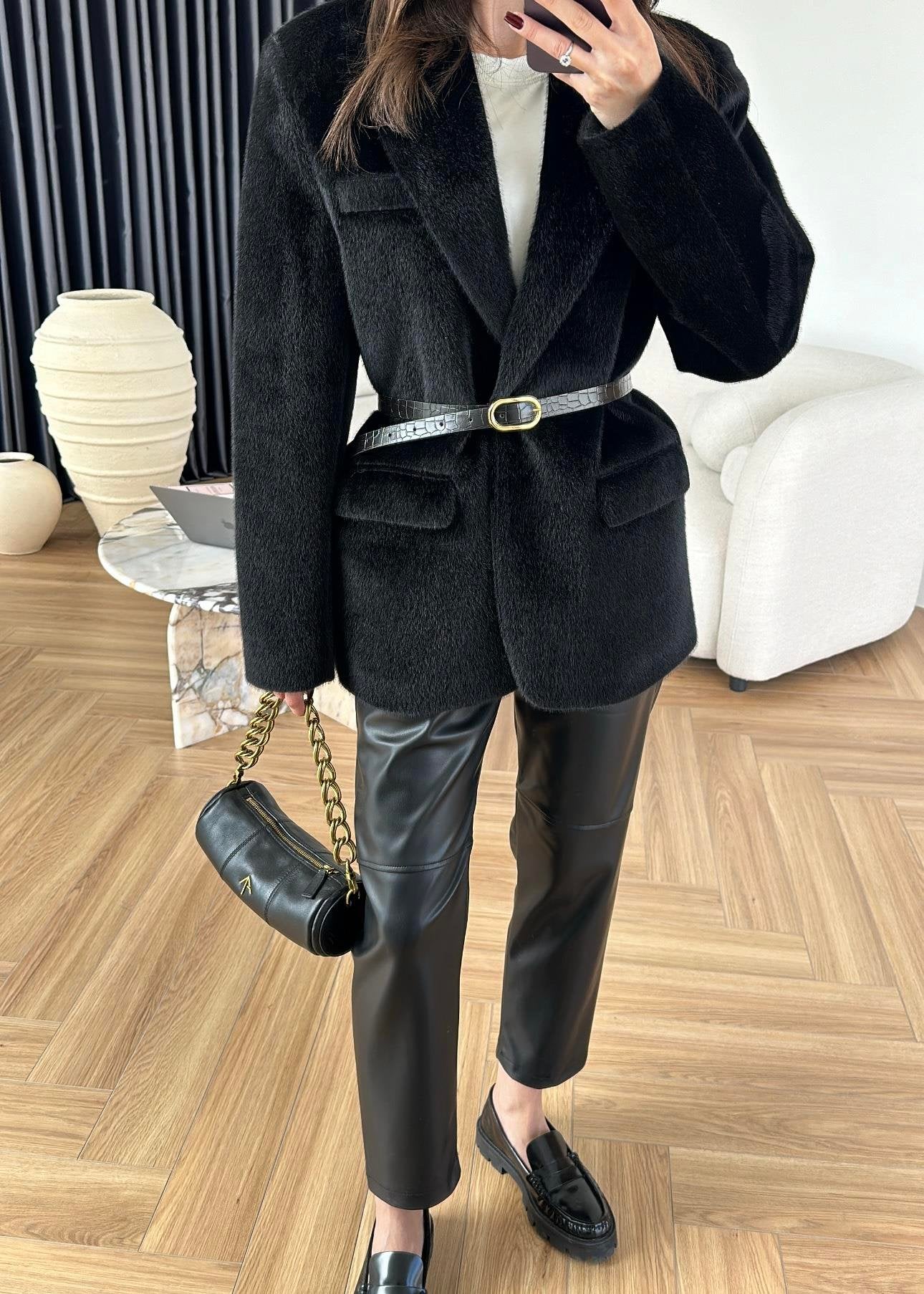 جكيت فرو اسود بحزام - KP7081