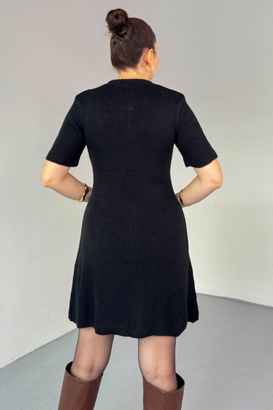 فستان اسود بأزرار ذهبية - KP2228