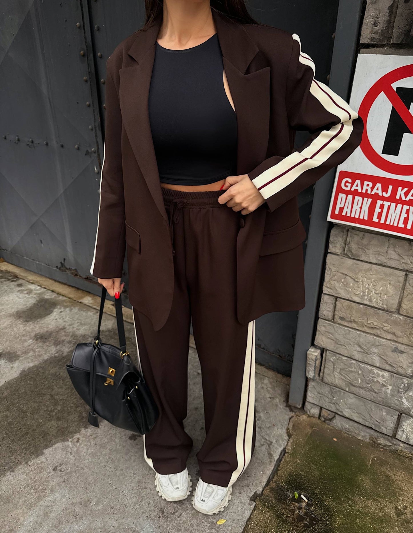 طقم بني بليزر مخطط مع بنطلون - KP1464