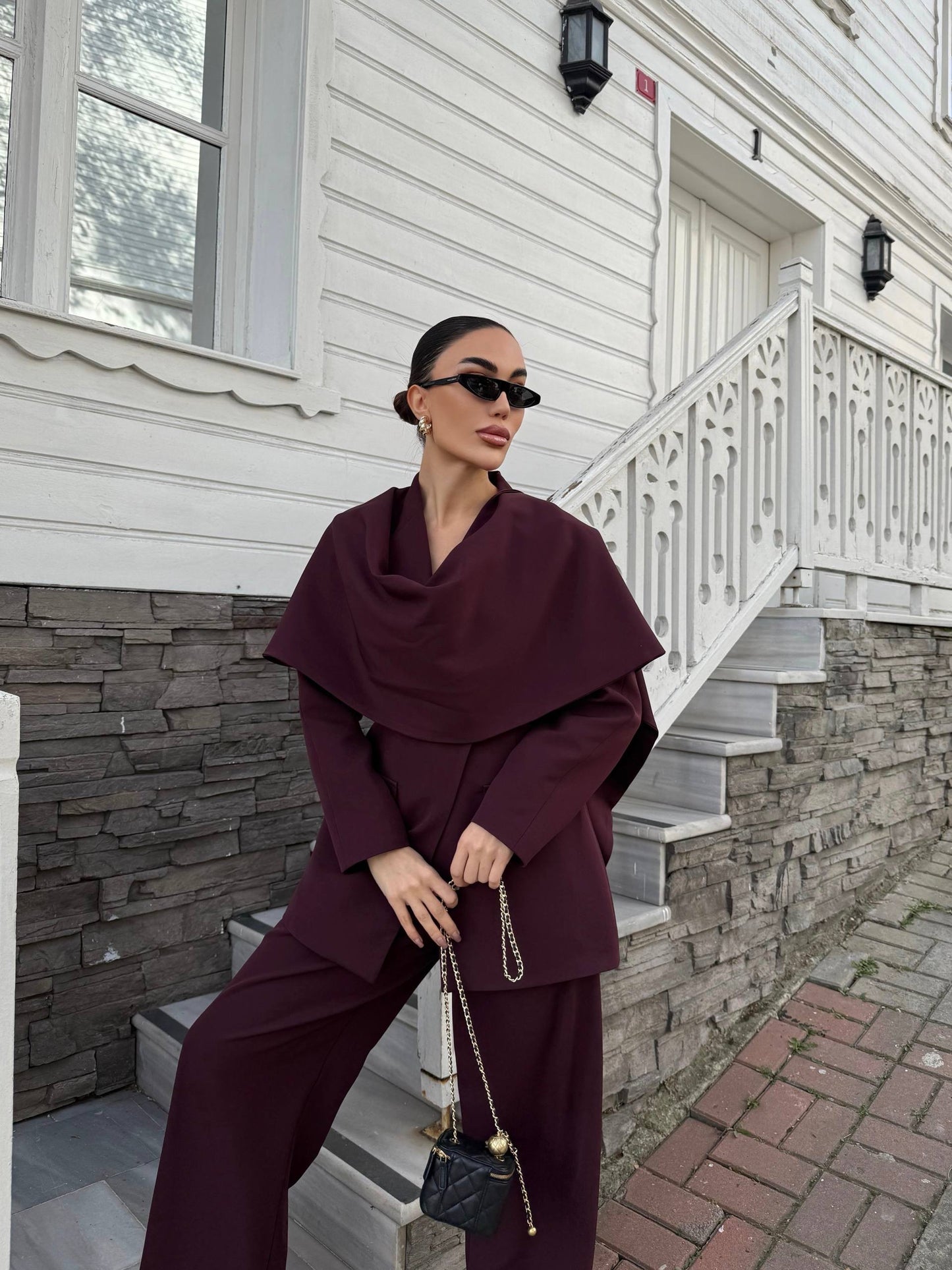 طقم بليزر مع لفحة وبنطلون عنابي - KP1463