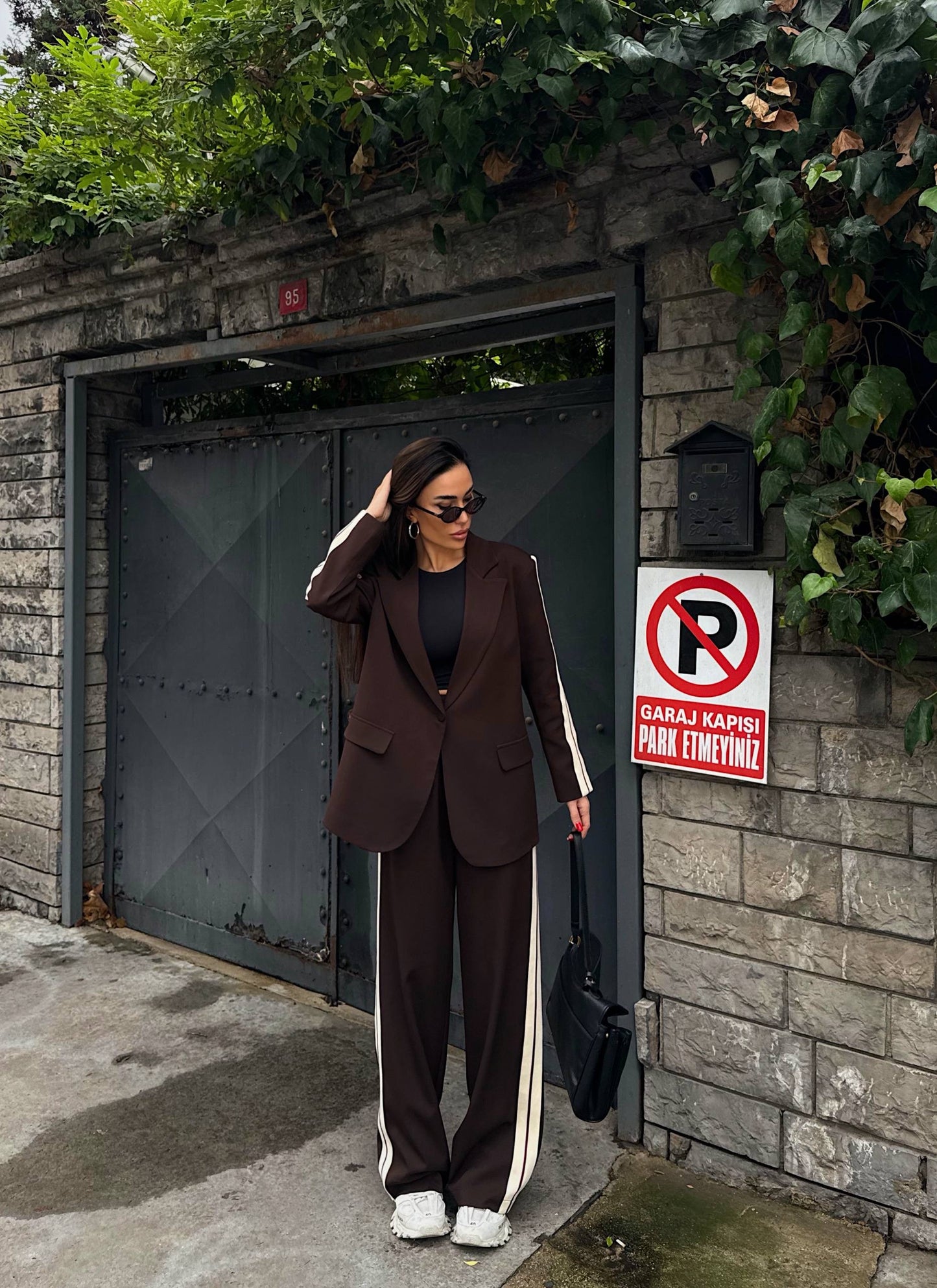 طقم بني بليزر مخطط مع بنطلون - KP1464