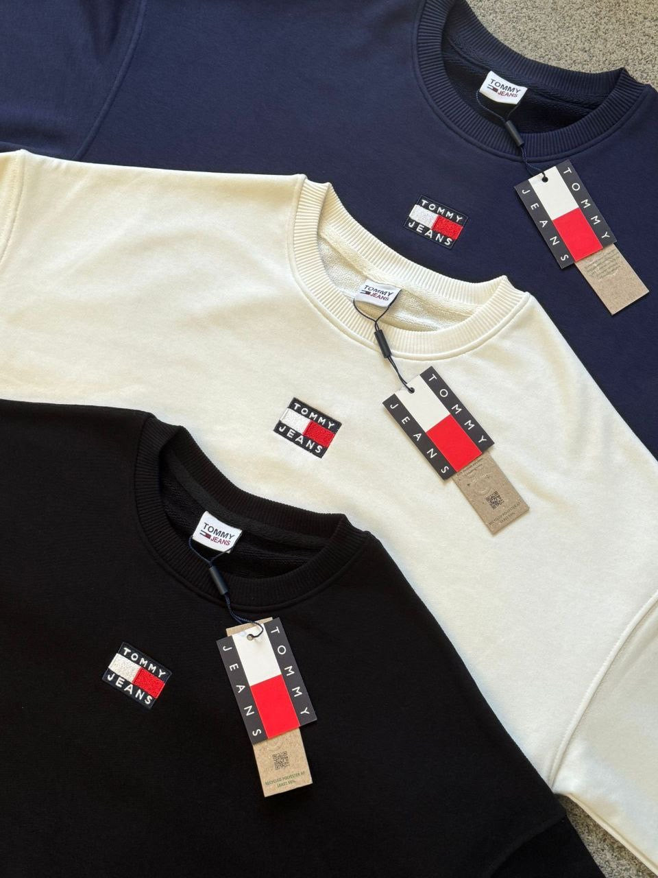 بلوزة اسود تومي Tommy  - KP4302