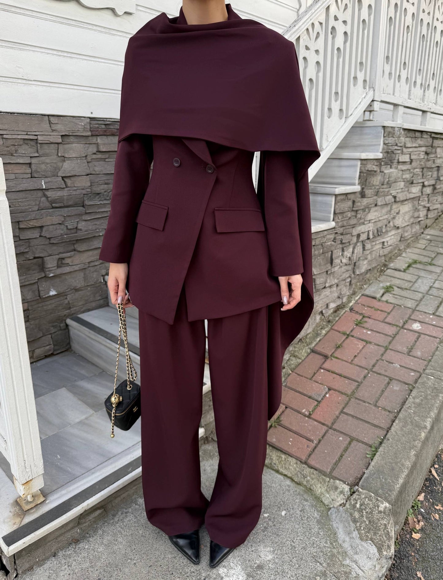 طقم بليزر مع لفحة وبنطلون عنابي - KP1463