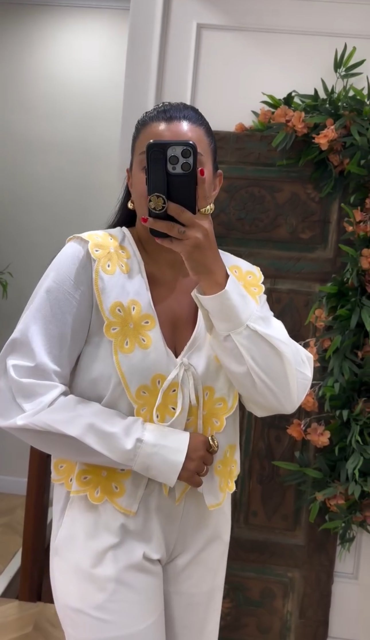 طقم ابيض مع تطريز اصفر - KP1317