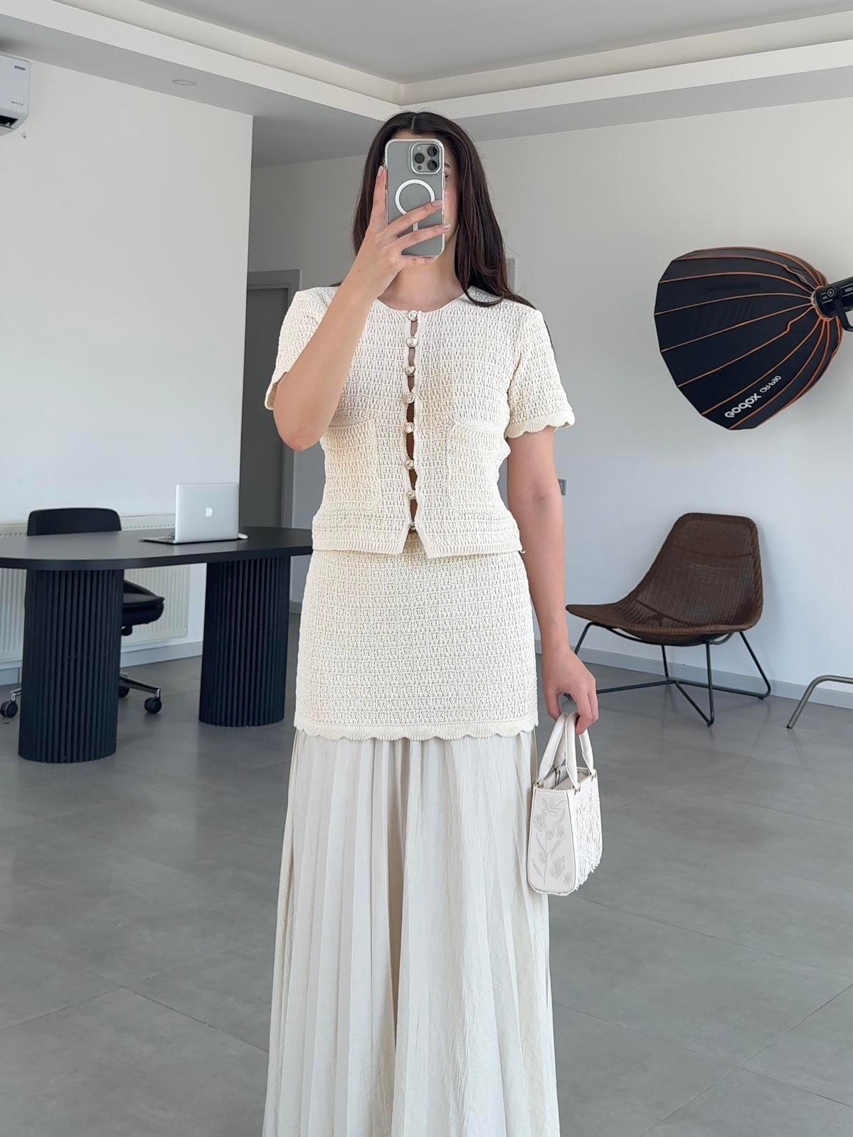 طقم بلوزة مع تنورة بيج - KP1363