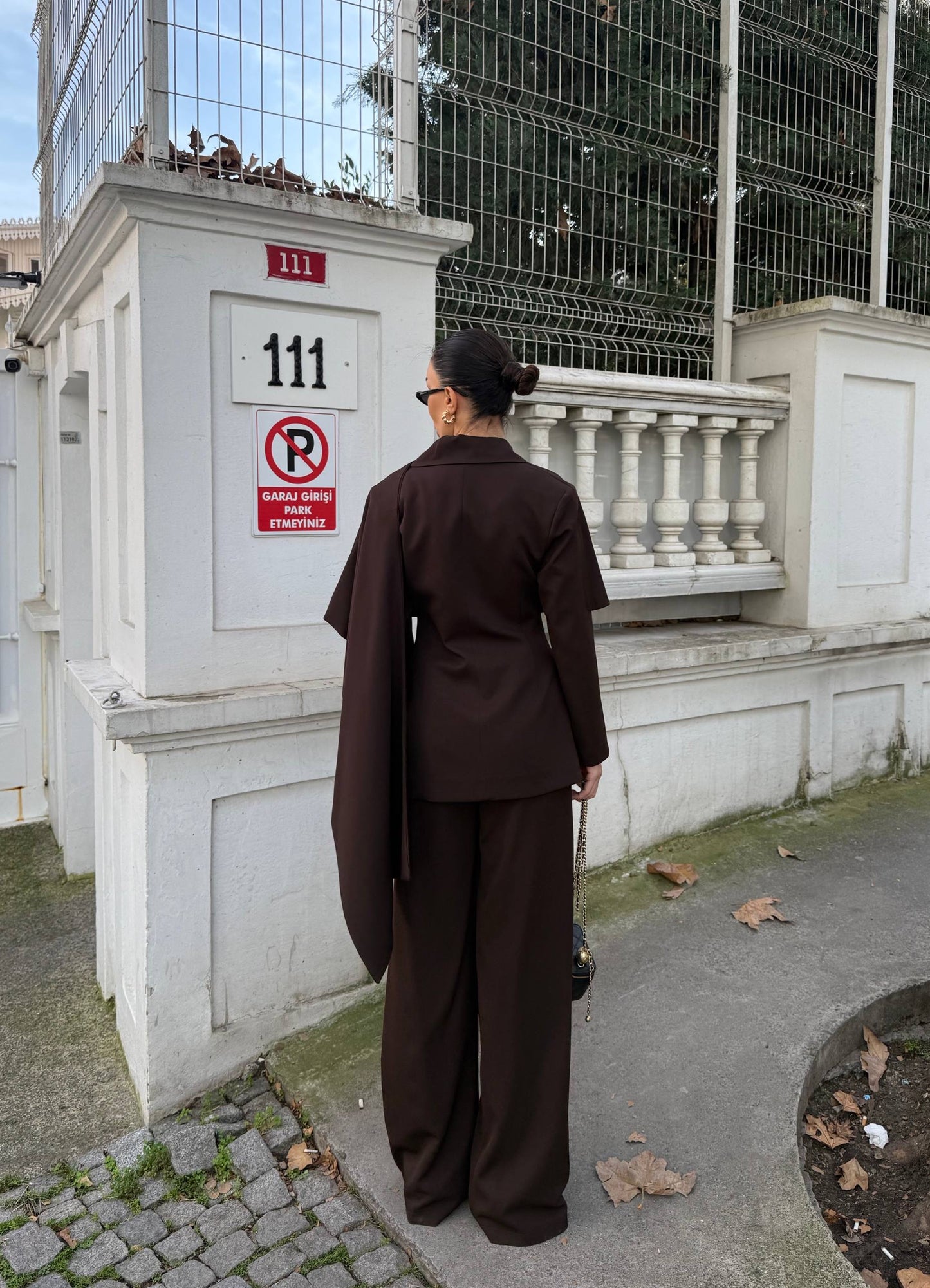 طقم بليزر مع لفحة وبنطلون بني - KP1463