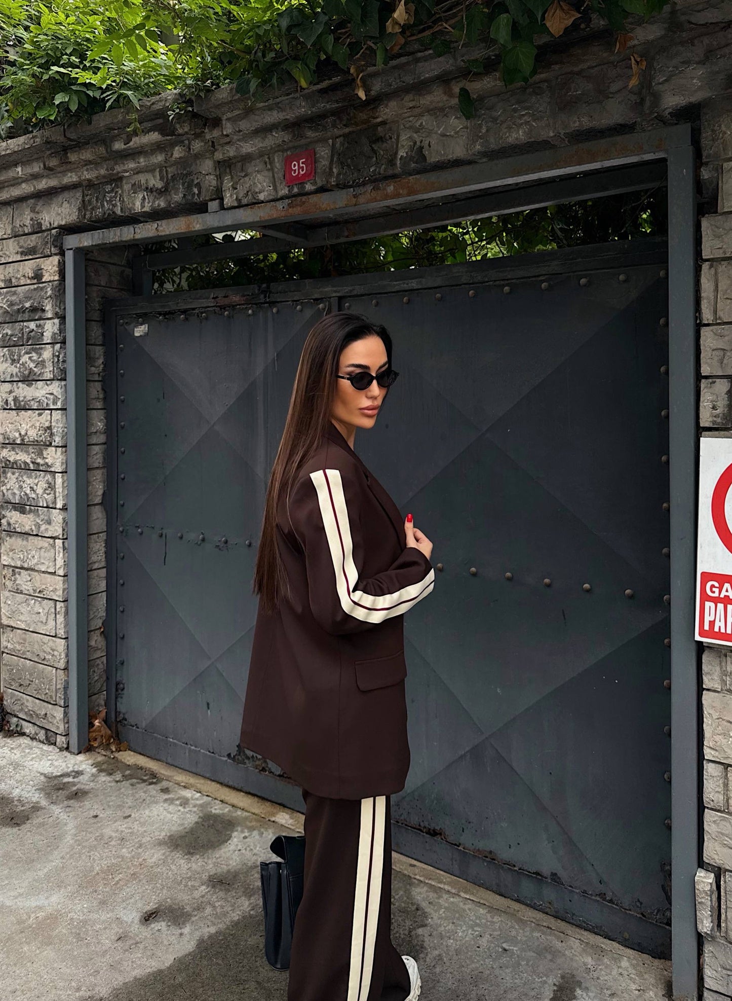 طقم بني بليزر مخطط مع بنطلون - KP1464