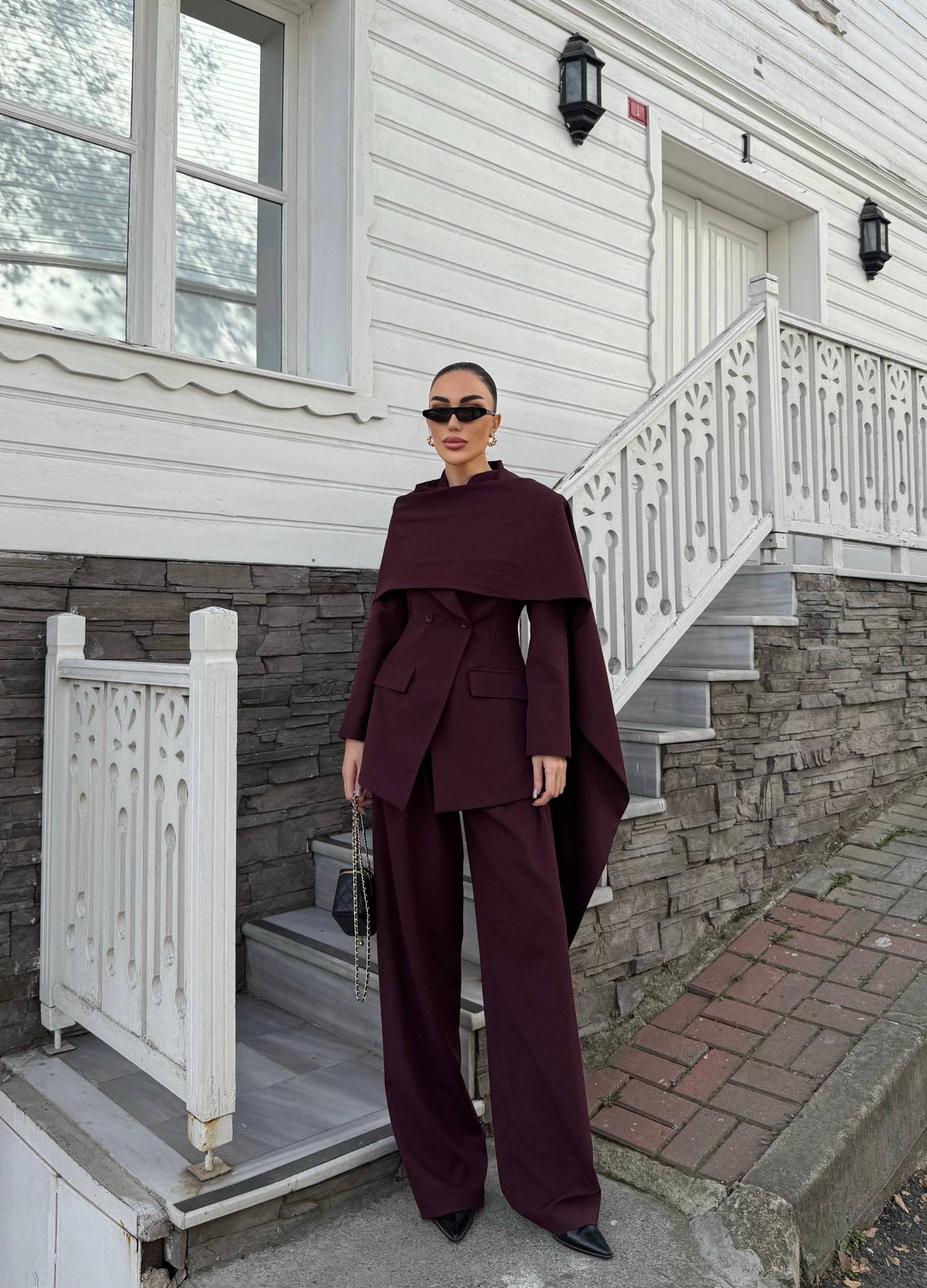 طقم بليزر مع لفحة وبنطلون عنابي - KP1463