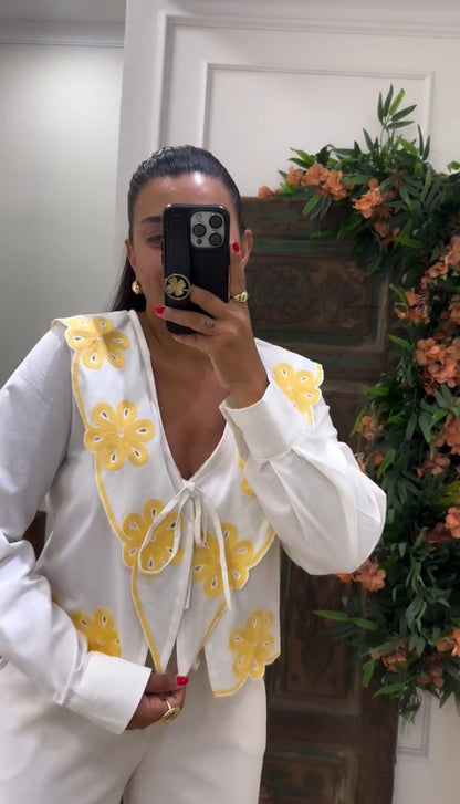 طقم ابيض مع تطريز اصفر - KP1317