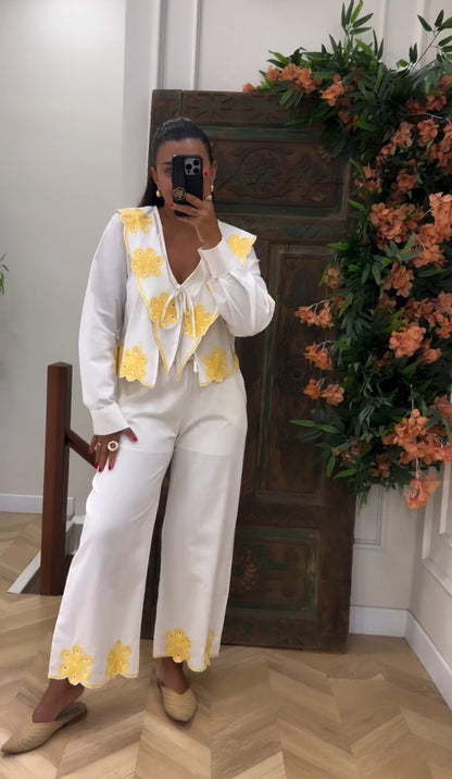 طقم ابيض مع تطريز اصفر - KP1317