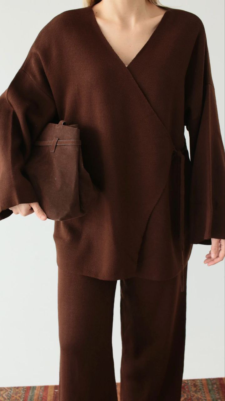 طقم بلوزة ربط مع بنطلون بني - KP1443