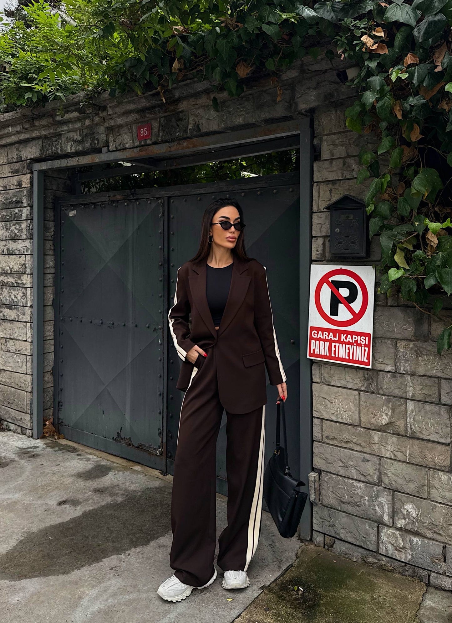 طقم بني بليزر مخطط مع بنطلون - KP1464