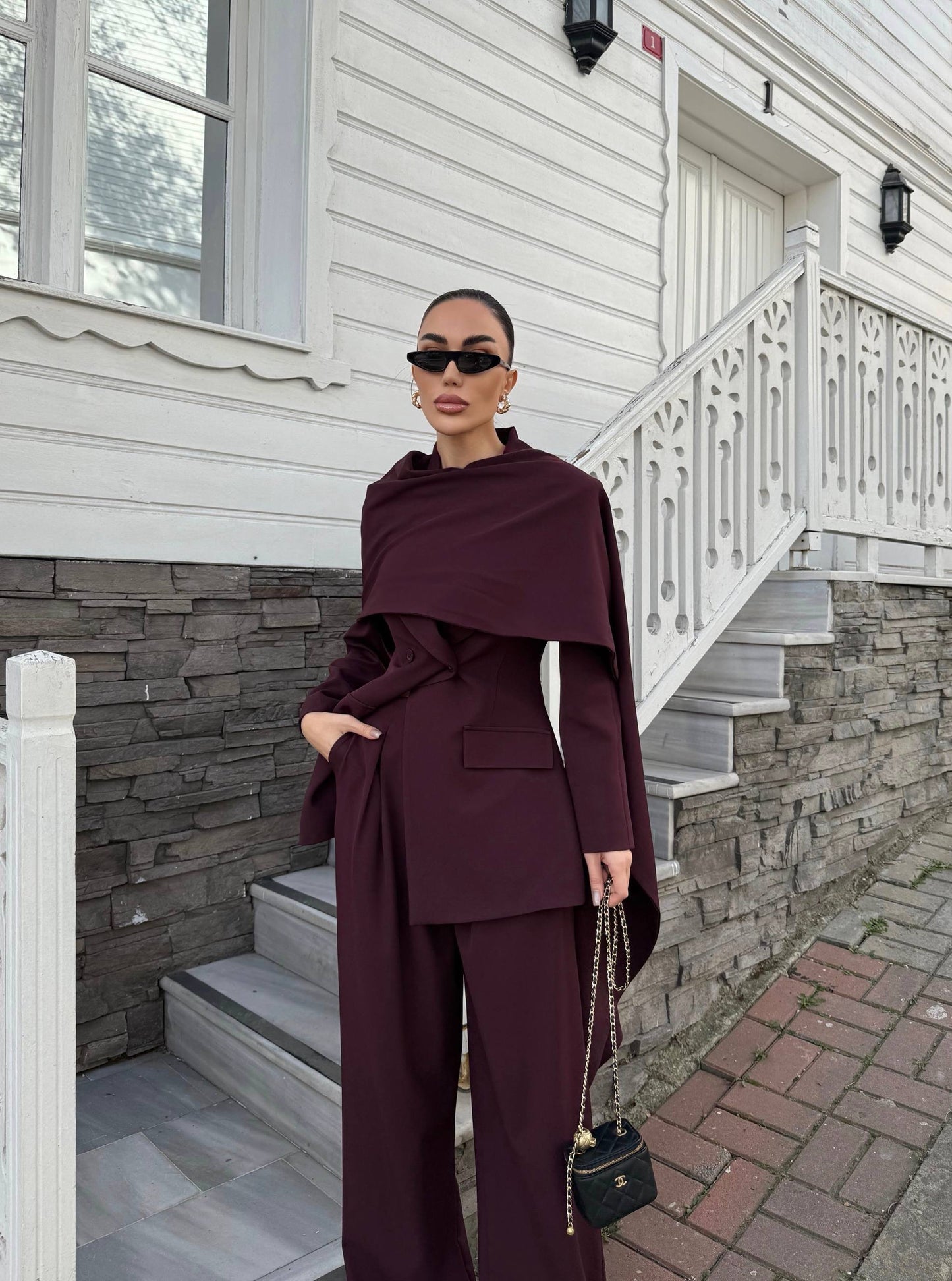 طقم بليزر مع لفحة وبنطلون عنابي - KP1463