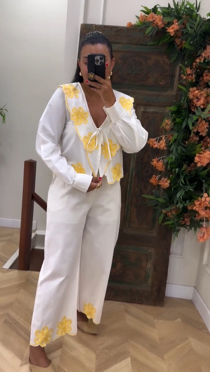 طقم ابيض مع تطريز اصفر - KP1317