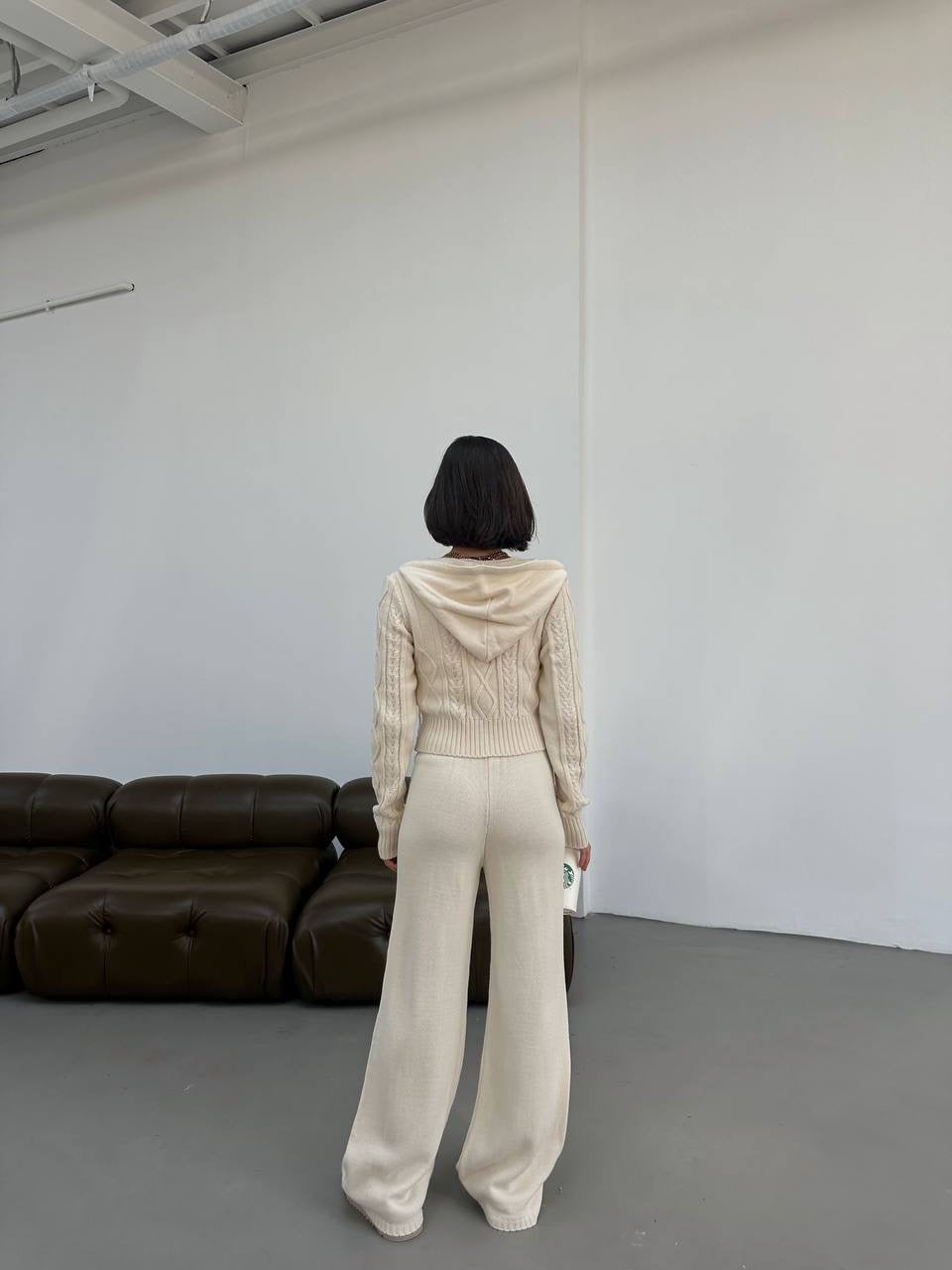 طقم مجدل جرزة بسحاب مع بنطلون بيج - KP1366