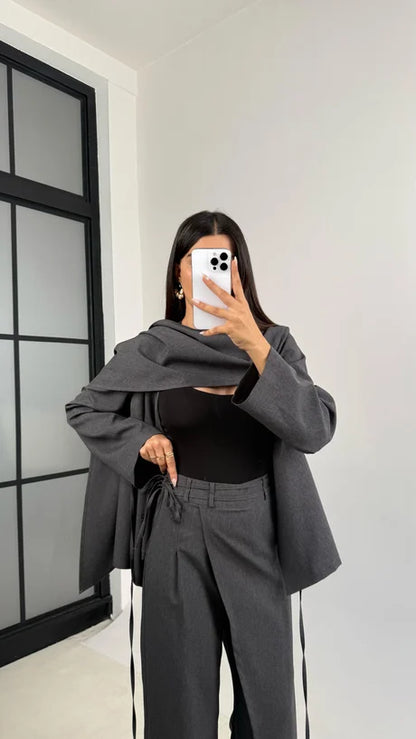 طقم رمادي بلوزة بلفحة مع بنطلون - KP1388