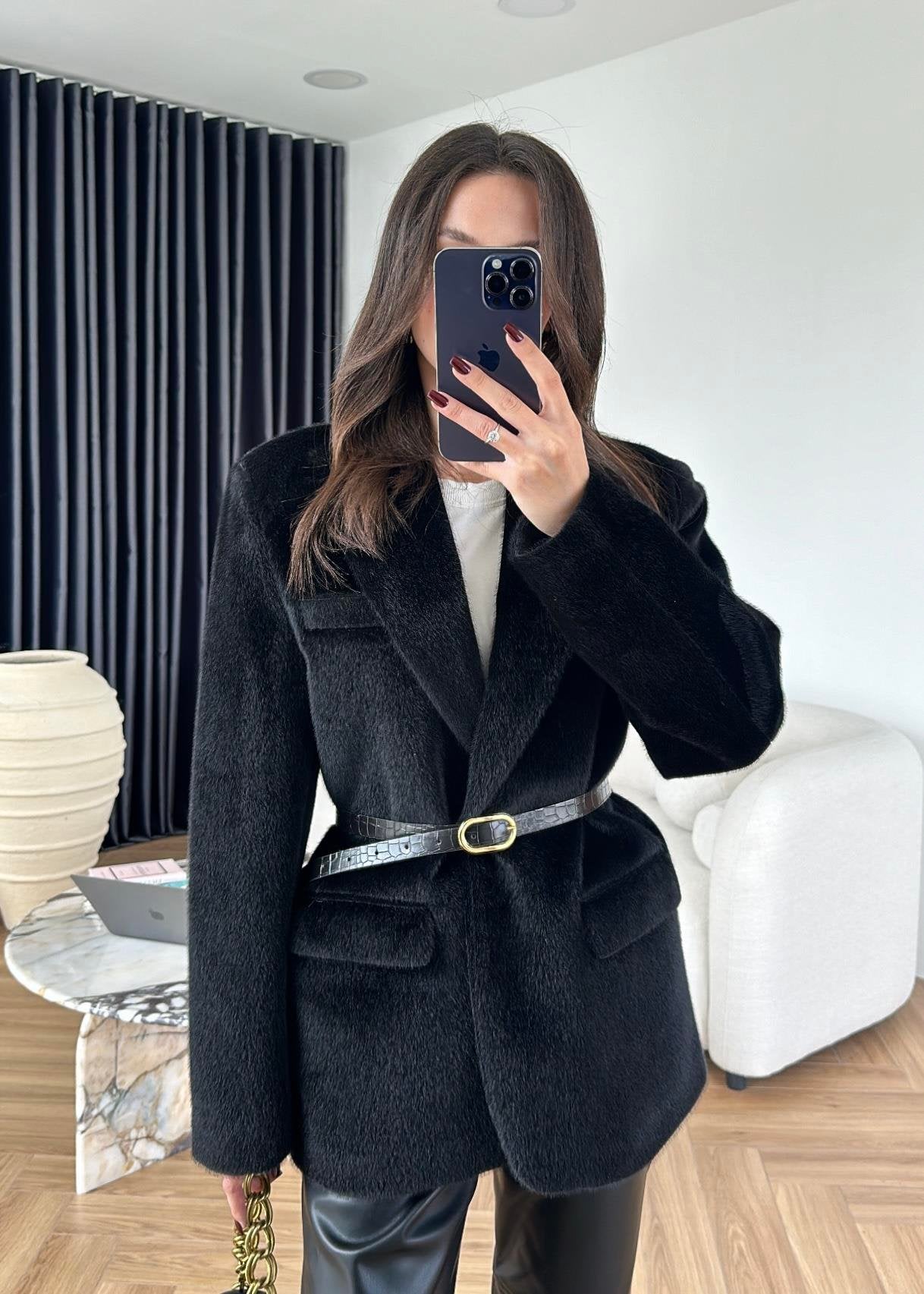 جكيت فرو اسود بحزام - KP7081