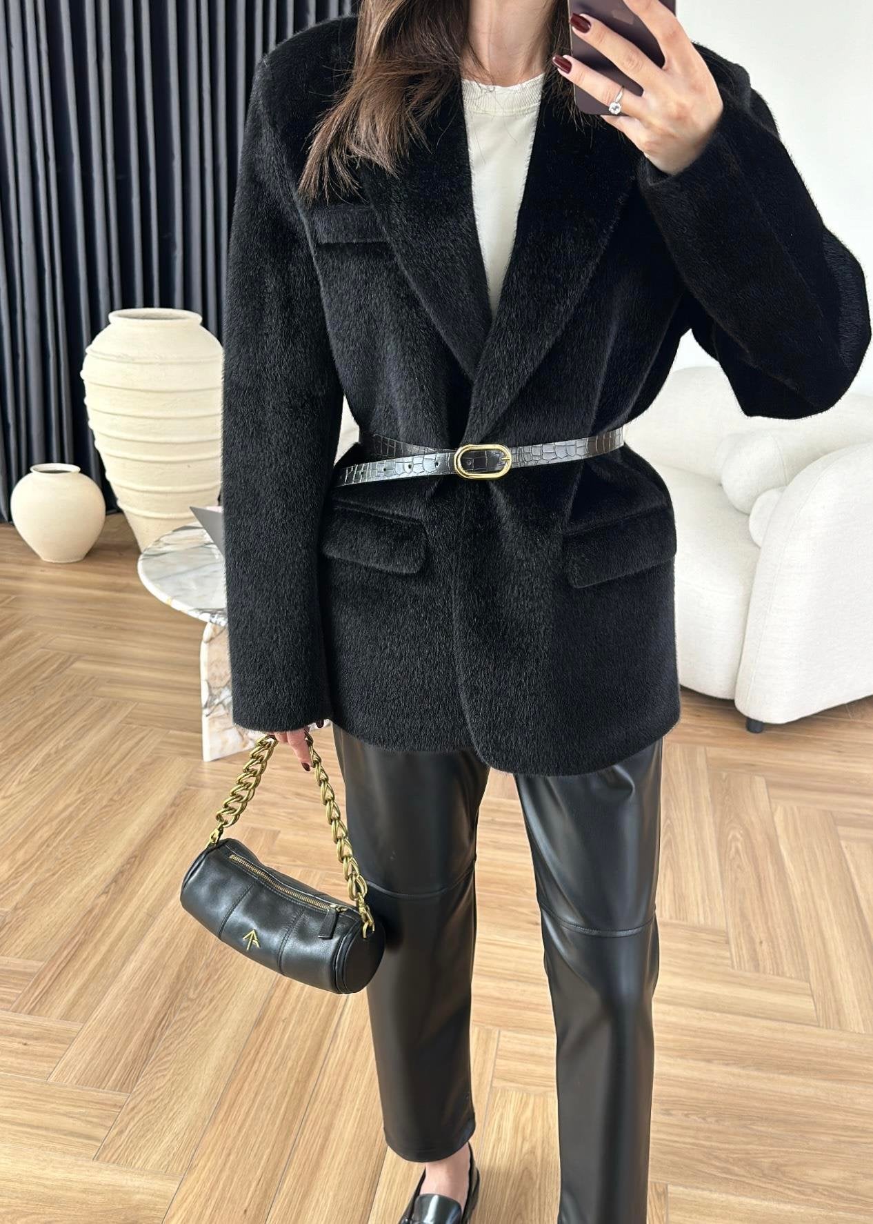 جكيت فرو اسود بحزام - KP7081