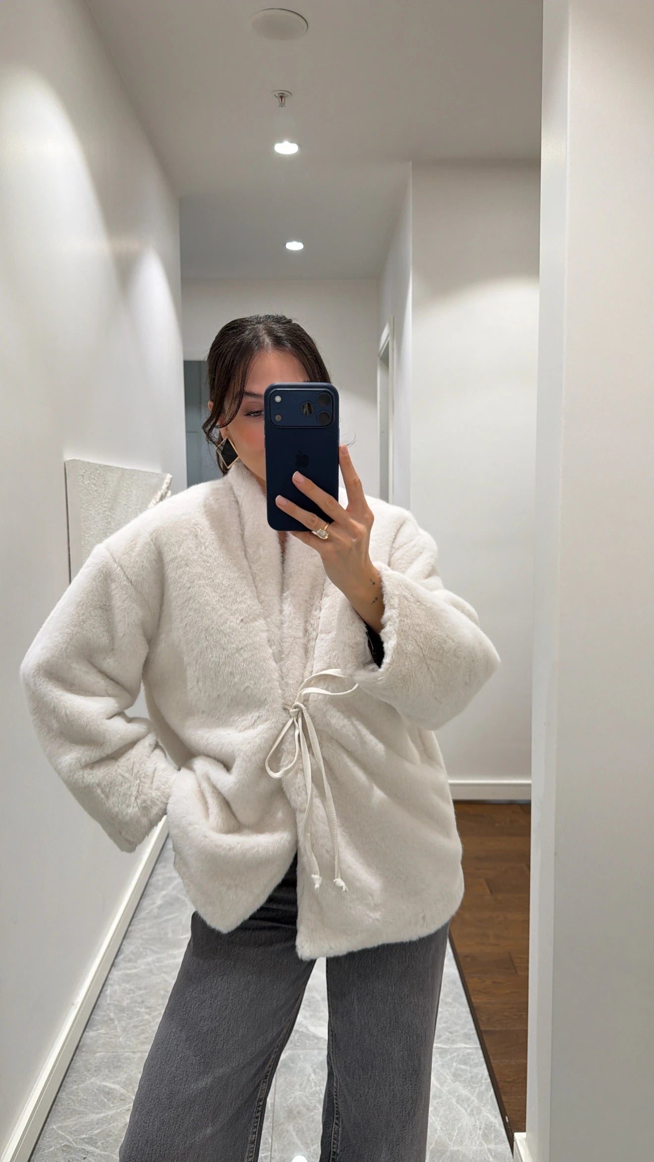 جكيت فرو ابيض - KP7197