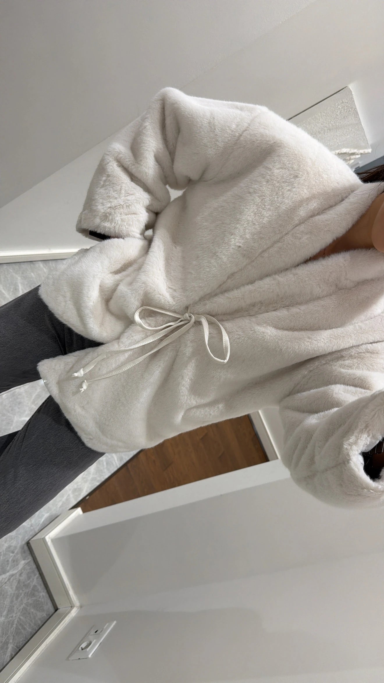 جكيت فرو ابيض - KP7197