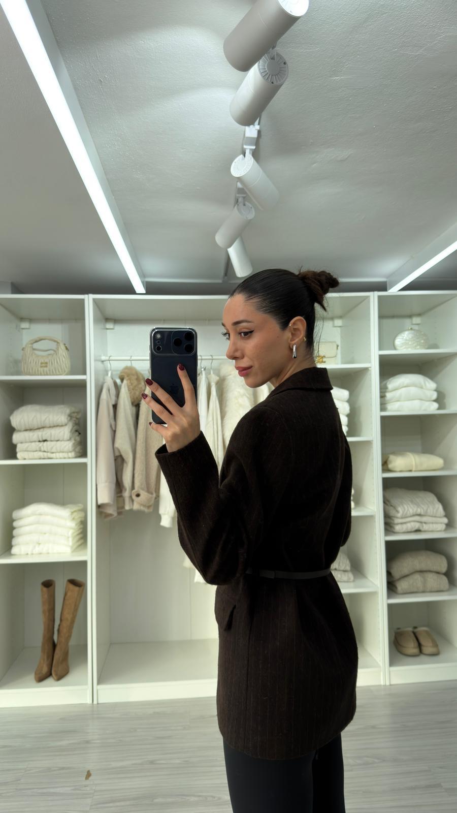 جكيت بني غامق مخطط بحزام - KP7161