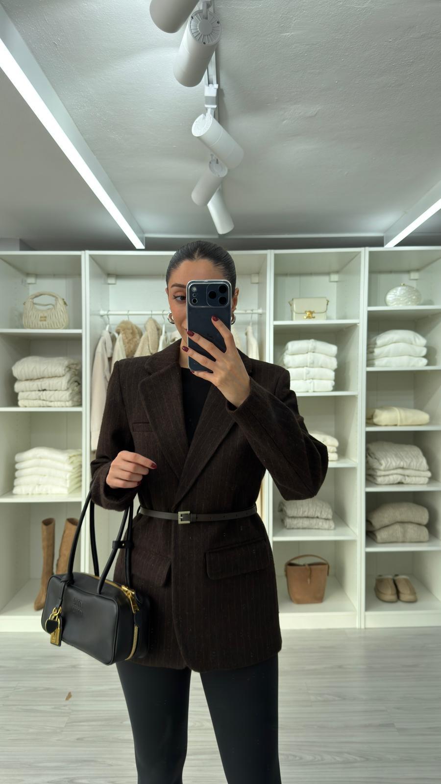 جكيت بني غامق مخطط بحزام - KP7161