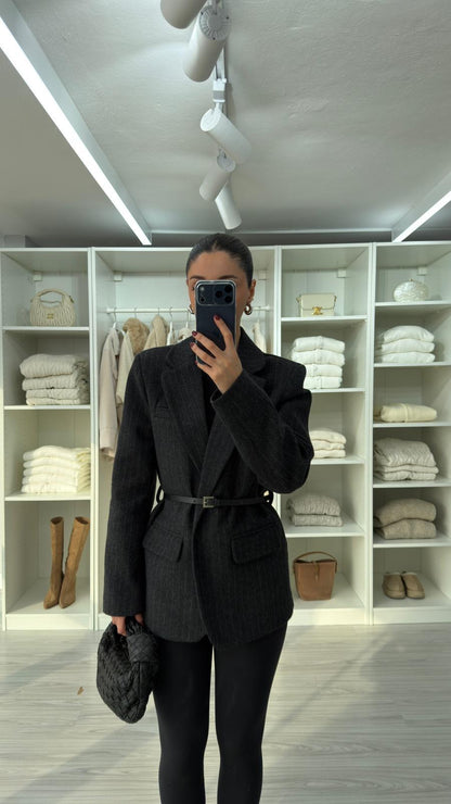 جكيت اسود مخطط بحزام - KP7161