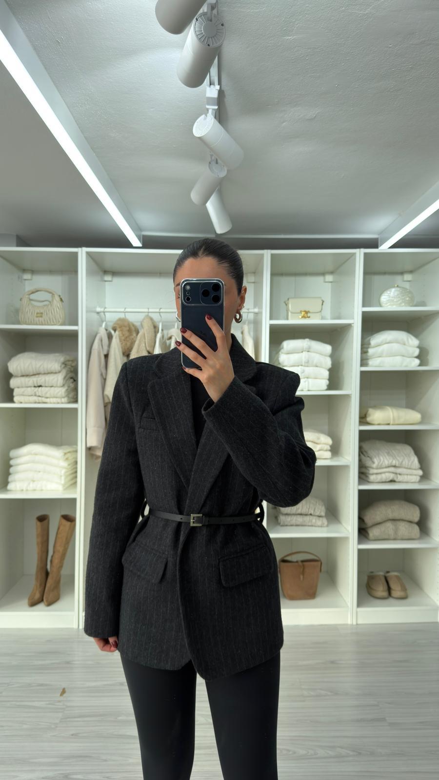 جكيت اسود مخطط بحزام - KP7161