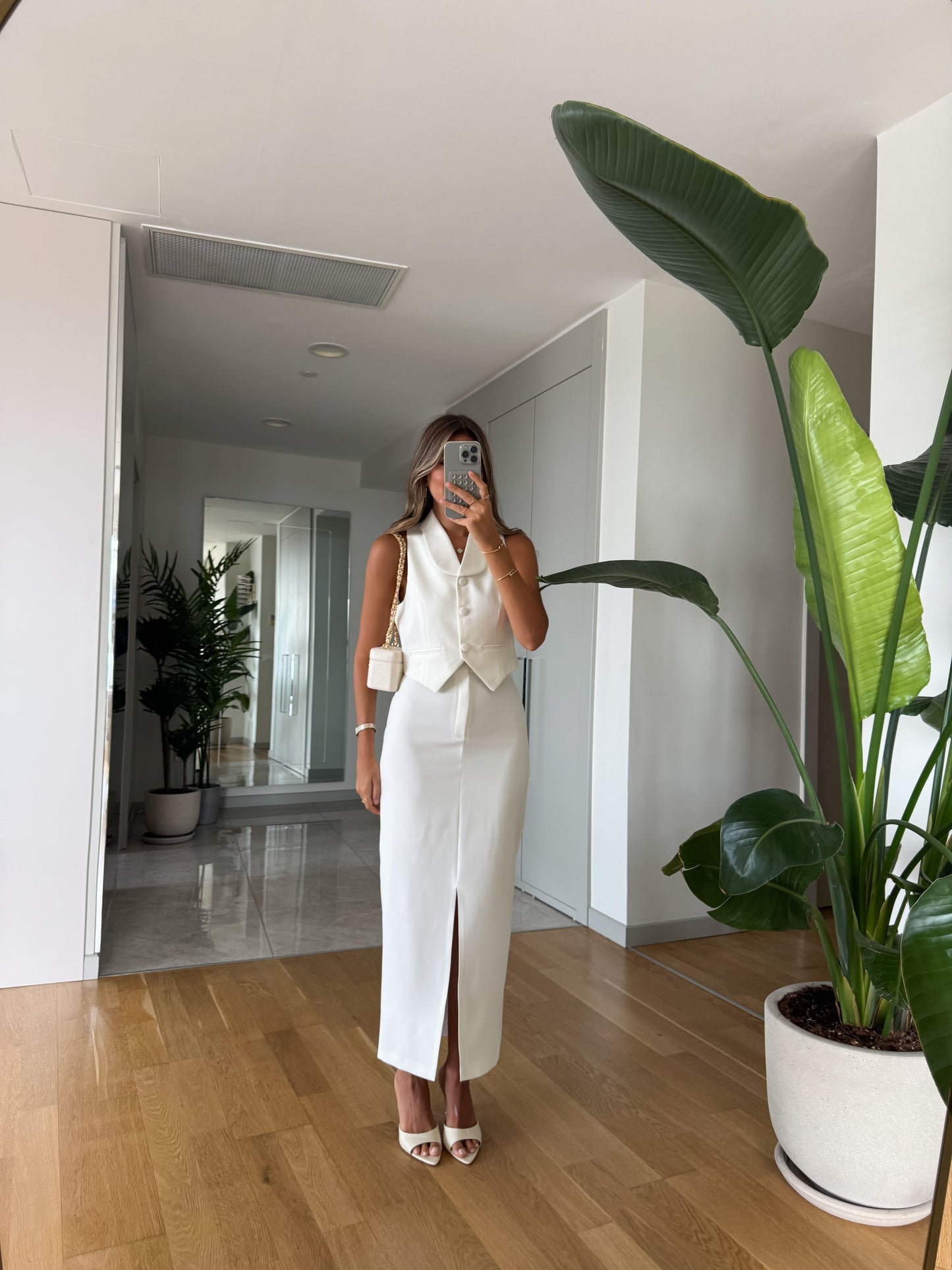 طقم ڤيست مع تنورة ابيض - KP1359