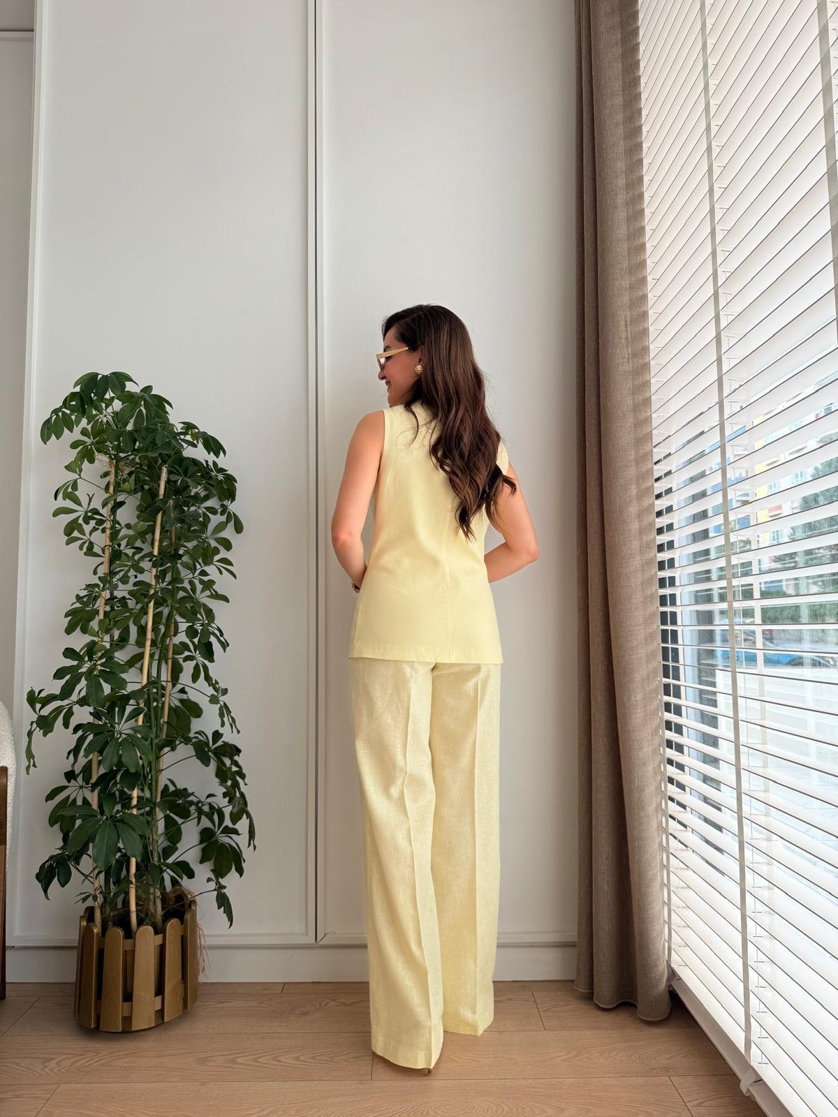 طقم ڤيست مع بنطلون اصفر - KP1313