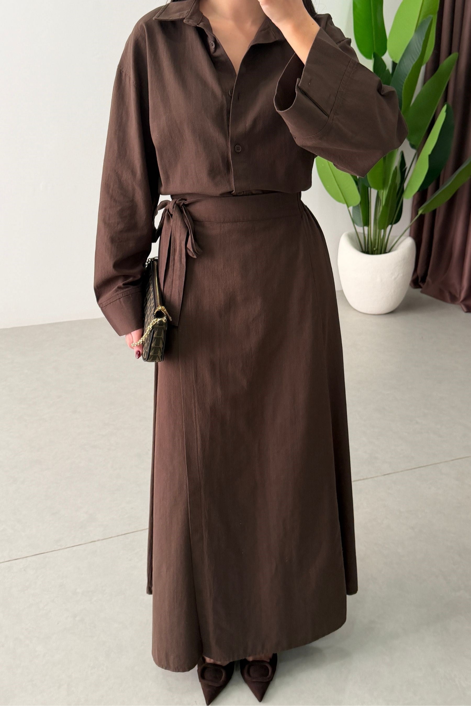 طقم قميص مع تنورة ربط بني - KP1557