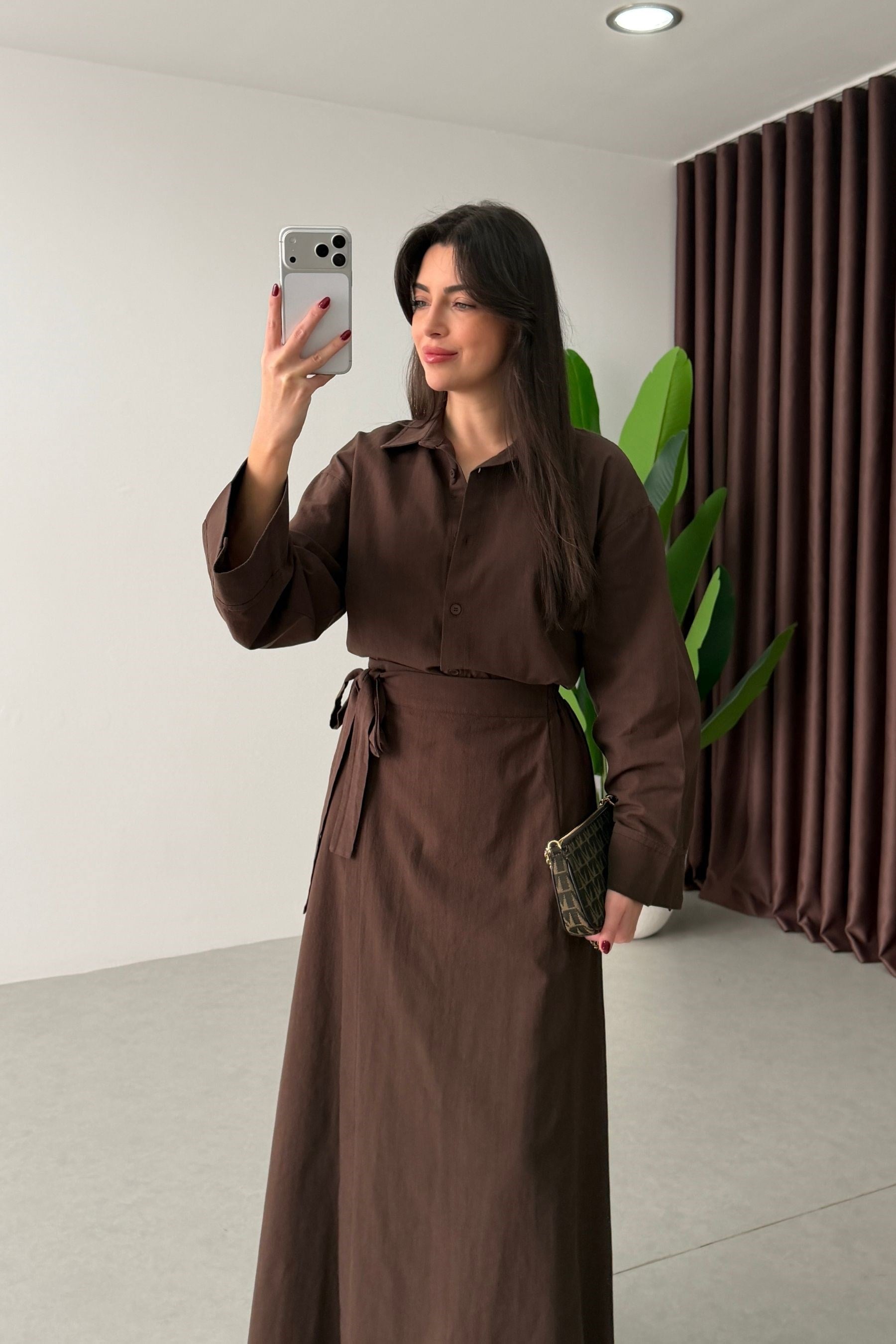 طقم قميص مع تنورة ربط بني - KP1557